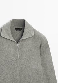 Grauer, gestrickter Pullover mit langen Ärmeln, hohem Kragen und halbzipper vorne, mit einem Massimo Dutti-Label innen am Kragen.
