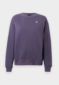 Sweat-shirt violet à col rond et manches longues avec poignets et ourlet côtelés, arborant un petit logo Jumpman blanc sur la poitrine gauche.