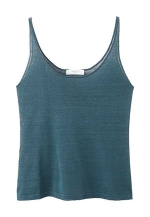 Brezrokavna pletena turkizna majica s širokim izrezom in tankimi naramnicami, položena na ravno površino z belim ozadjem.