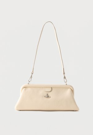 Sac à épaule en cuir crème avec un emblème de fermoir argenté, forme rectangulaire structurée et une longue bandoulière réglable.