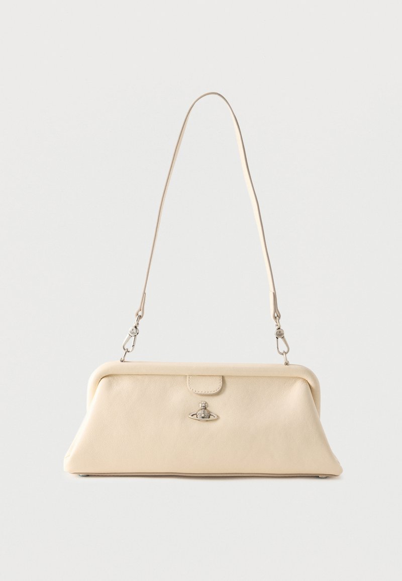 Κρεμ δερμάτινη τσάντα ώμου με ασημένιο έμβλημα πόρπης, δομημένο ορθογώνιο σχήμα και μακρύ ρυθμιζόμενο λουρί.