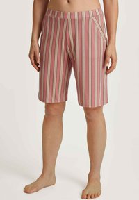 Lichtroze shorts met verticale strepen in crème en groen. Voorzien van een gladde tailleband, zijzakken en een getailleerde pasvorm.