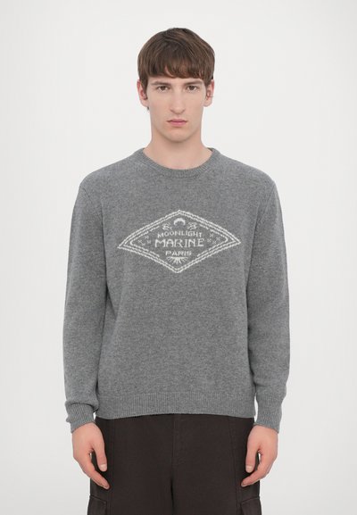 Pull en maille gris avec un col rond, présentant un graphique à motif de losanges blancs portant l'inscription « MOONLIGHT MARINE PARIS » à l'avant.
