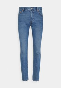 Pantalones vaqueros de mezclilla azul con un ajuste ceñido, cinco bolsillos y costuras en contraste. Presentan cierre de botones y cremallera, con textura suave.