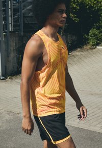 Puma RUN FAVORITE AOP SINGLET M - Top - sun stream
