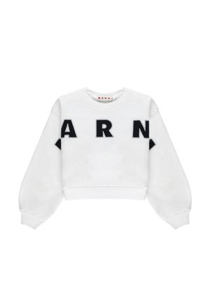 Hvid kort sweatshirt med store sorte bogstaver "A R N" på brystet og lange pufærmer.