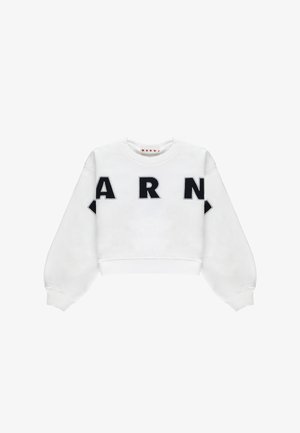 Hvid kort sweatshirt med store sorte bogstaver "A R N" på brystet og lange pufærmer.