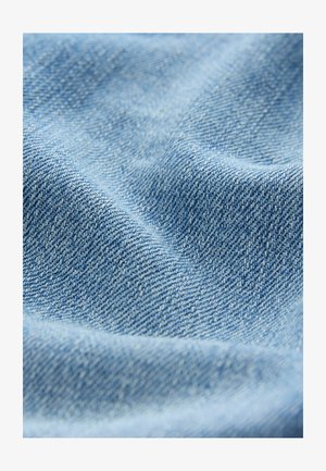 Ljust blå denim tyg med en slät yta, som har ett subtilt vävmönster. Ytan visar mjuka veck och naturliga rynkor.