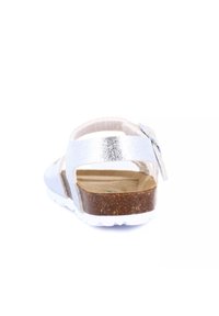 Sandal glitternato argento con soletta in sughero, suola in gomma bianca, cinturino posteriore regolabile e design con tallone aperto.
