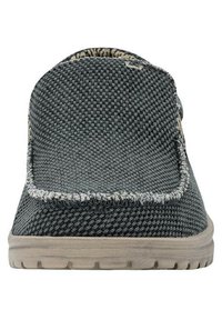 Scarpa slip-on grigia con tomaia in tessuto texture, design con punta tonda, suola beige chiaro e cuciture in contrasto lungo il colletto.