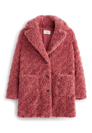 Manteau en fausse fourrure rose pâle texturée avec col à revers, trois boutons sur le devant et deux grandes poches devant.