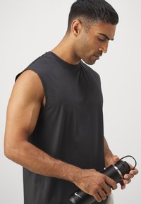 ICANIWILL STRIDE SLEEVELESS MEN - Felső - graphite