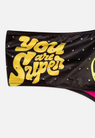 Svart badetøy med gul tekst "Du er super," prydet med små rhinsten. Har lyse rosa detaljer langs bunnkanten.