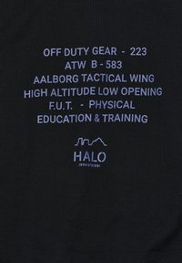 Na czarnym materiale tekst: "OFF DUTY GEAR - 223 ATW B - 583 AALBORG TACTICAL WING HIGH ALTITUDE LOW OPENING F.U.T. - WYCHOWANIE FIZYCZNE I SZKOLENIE" z logo HALO poniżej.
