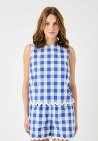 Blå og hvit gingham ermeløs topp med bølget kant, kombinert med matchende shorts, laget av lett stoff.