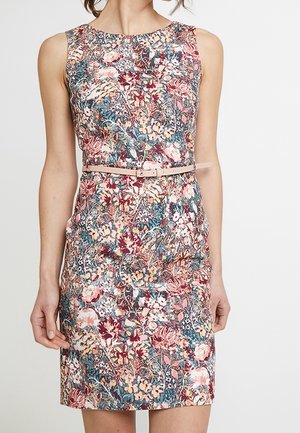 Ärmelloses Kleid mit floralem Muster in Rosa-, Türkis- und Grüntönen, figurbetont geschnitten und mit einem leichten Gürtel in der Taille.