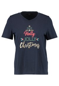 Laivastonsininen puuvillapaita, jossa on V-pääntie, ja joka sisältää värikkäitä lomateemaisia tekstejä: "Have A Holly Jolly Christmas" eri fonteilla ja tyyleillä.