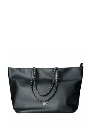 Borsa tote nera realizzata in pelle testurizzata con manici borchiati e un'etichetta con logo. Presenta un design aperto spazioso e una chiusura con cerniera.