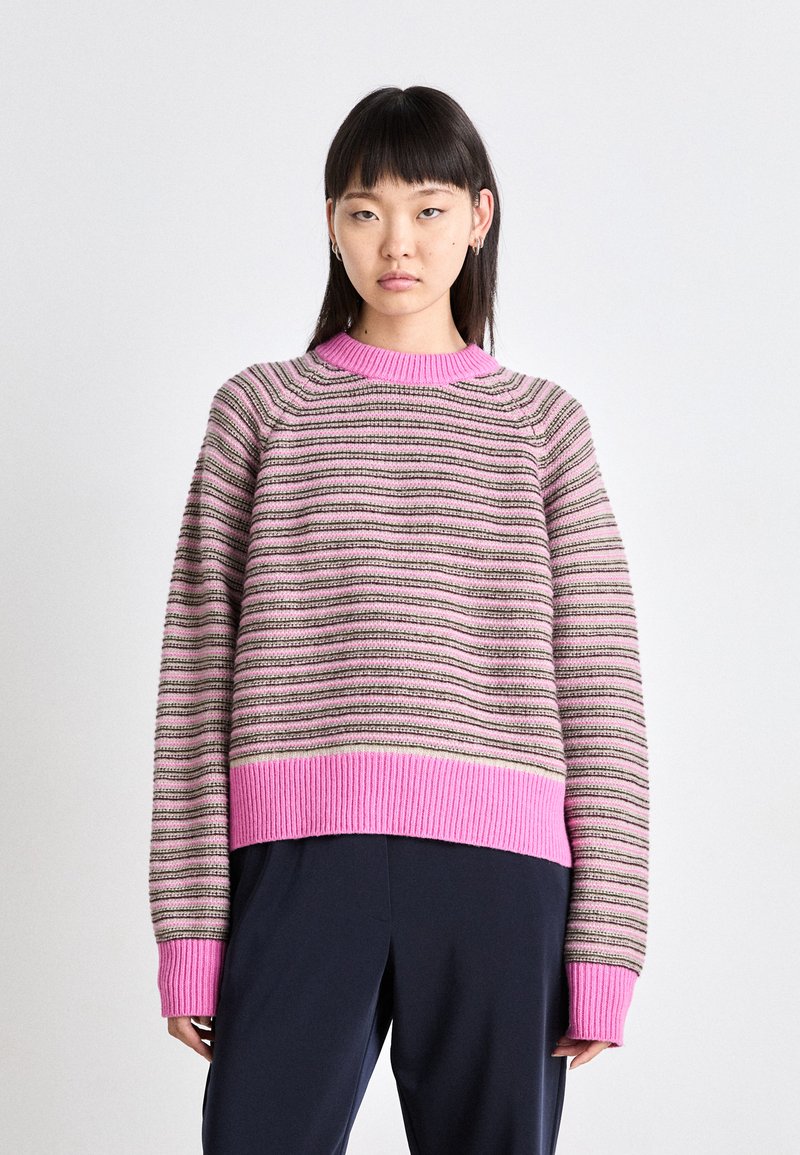 Maglione a righe in rosa e beige con polsini e orlo a coste. Presenta un collo a giro e una vestibilità rilassata. Design testurizzato e informale.