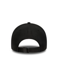 Cappellino da baseball nero con una finitura in tessuto morbido, visiera curva, cinturino regolabile sul retro e due fori di ventilazione su ciascun lato.