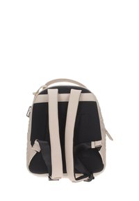 Zaino beige con pannello posteriore in rete nera imbottita e spallacci regolabili beige e neri, mostrato da dietro su uno sfondo bianco.