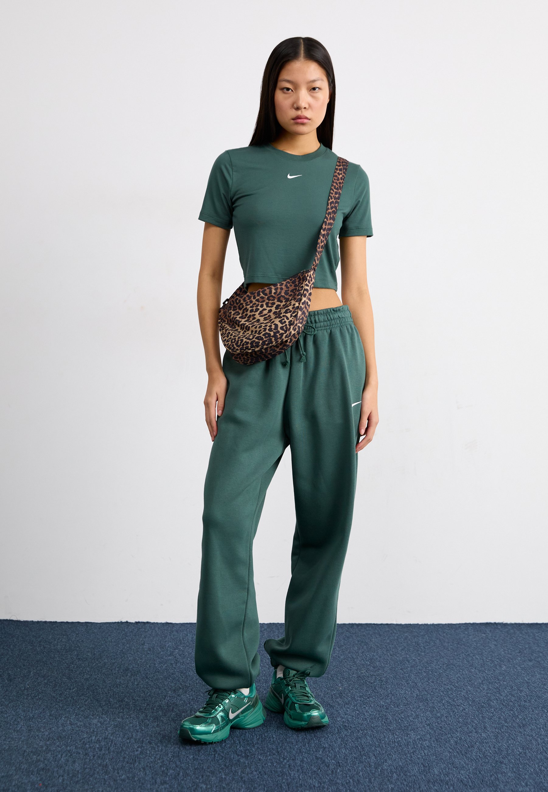 nike sportswear vintage women's crops