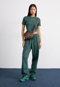 Nike Sportswear Navadna majica - vintage green/white