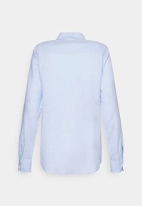 Chemise à manches longues bleu clair vue de dos avec un col classique et des poignets boutonnés sur un fond blanc.