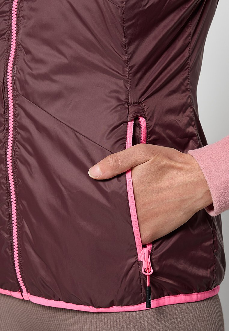 Bordeauxfarbene isolierte Jacke mit pinkfarbenen Reißverschlüssen und Akzenten, ausgestattet mit einer Seitentasche und einer glatten, glänzenden Textur.