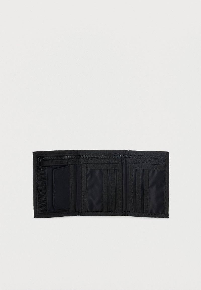 Cartera negra de tres pliegues abierta para mostrar múltiples ranuras para tarjetas, un bolsillo para monedas con cremallera y compartimentos para efectivo o tarjetas sobre un fondo blanco.