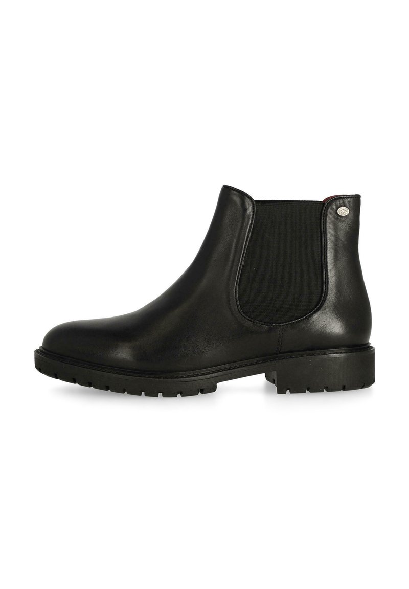 Botines de cuero negro hasta el tobillo con paneles elásticos laterales, punta redonda y suela de goma texturizada baja. Diseño simple con un acento metálico en el tacón.