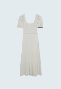 Robe midi gris clair texturée avec manches courtes bouffantes et encolure carrée, présentée sur un fond bleu pâle.