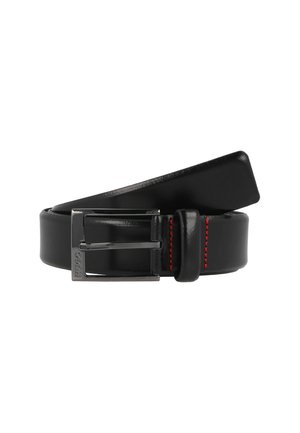 Ceinture en cuir noir avec une boucle en métal argenté brillant. Présente des coutures rouges le long du bord. Design durable et élégant.