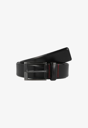 Cinturón de cuero negro con una hebilla de metal plateada brillante. Presenta costuras rojas a lo largo del borde. Diseño duradero y elegante.