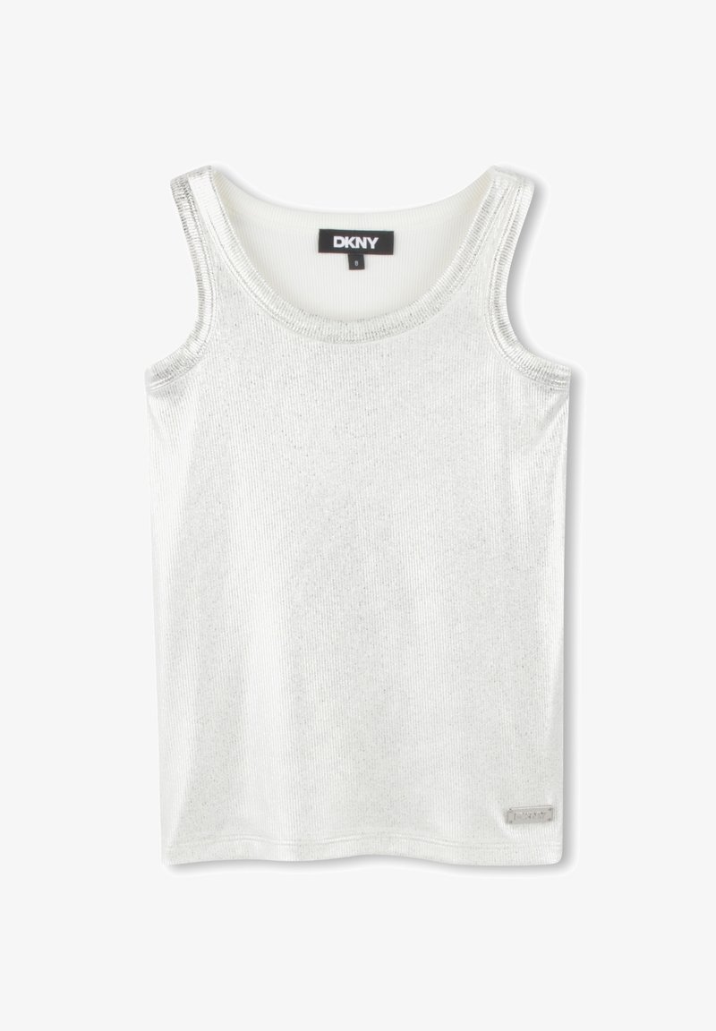 Débardeur blanc DKNY avec une texture côtelée, de larges emmanchures, un décolleté légèrement arrondi et une petite étiquette logo à l'ourlet.