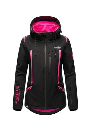 Schwarze Softshelljacke mit leuchtend rotem Innenfutter, pinken Streifen, mit Reißverschlüssen versehenen Taschen, Kapuze und "MARIKOO MOUNTAIN"-Aufschrift am linken Ärmel.