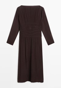 Dunkelbraunes Midikleid mit langen Ärmeln, geraffter Taillenpartie und feiner Textur, flach auf weißem Hintergrund angezeigt.