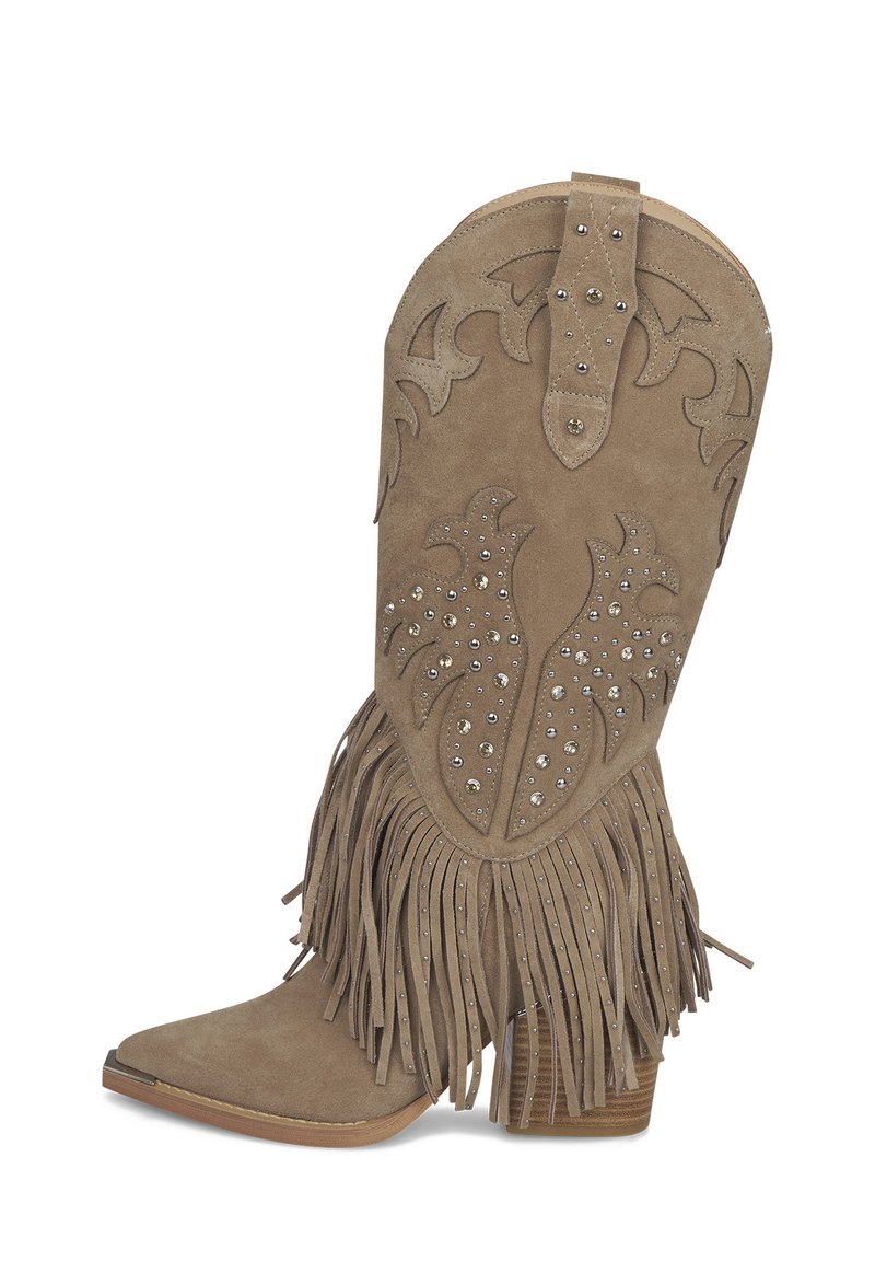 Botas de vaquero de ante marrón con flecos y clavos decorativos de plata. Cuentan con una punta afilada y un patrón floral en relieve en el eje.