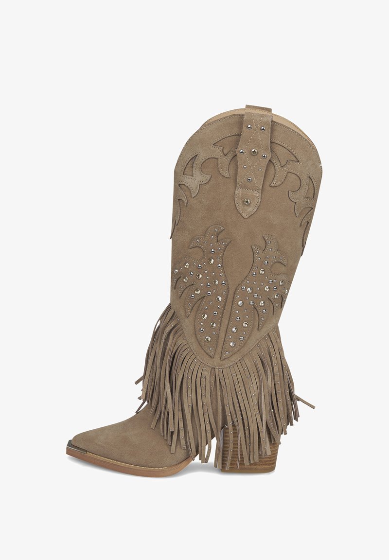 Botas de vaquero de ante marrón con flecos y clavos decorativos de plata. Cuentan con una punta afilada y un patrón floral en relieve en el eje.