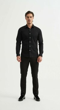 Chemise noire à manches longues avec boutons, coupe ajustée, associée à un pantalon noir et des chaussures brillantes. Matière lisse avec une apparence élégante.