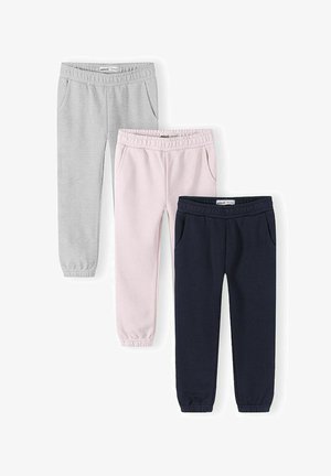 Trois pantalons jogger à taille élastique en gris clair, rose doux et bleu marine foncé, chacun avec des poches latérales et des poignets froncés.