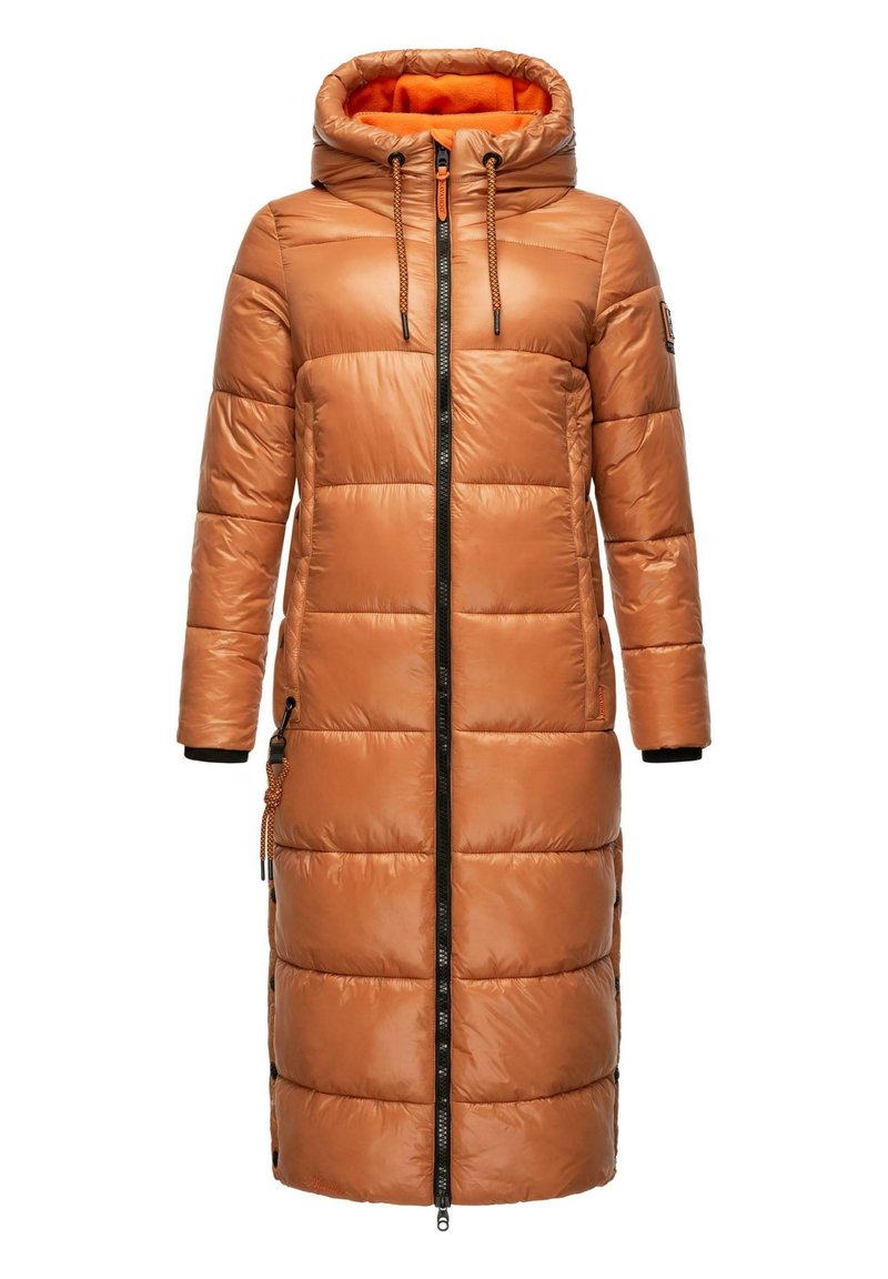 Gevoerde, lange bruine jas met een capuchon, voorzien van een oranje binnenvoering, ritssluiting en zwarte accenten, waaronder zijritsen en trekkoorden.