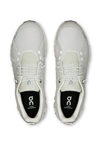 Hellgraue wasserdichte Sneaker mit strukturiertem Mesh-Obermaterial, weißen Akzenten, reflektierenden Details und schwarzen Innensohlen mit Markenlogo.