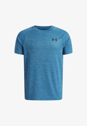 Modré atletické tričko s krátkym rukávom s jemnými horizontálnymi líniami a malým čiernym logom Under Armour na hornej ľavej časti hrudníka.