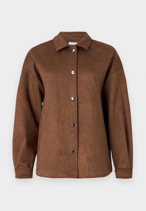 Chemise-veston en suédine marron avec un col, des manches longues et des fermetures à boutons-pression. Texture lisse et coupe décontractée.
