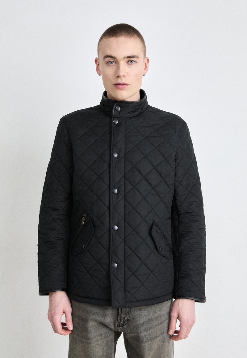 Μαύρο γιλέκο με καπιτονέ ύφασμα, ψηλό γιακά, κλείσιμο με κουμπιά και δύο πλαϊνές τσέπες. Διαθέτει απαλό υλικό και διαμαντένιο μοτίβο σε όλη την επιφάνεια.