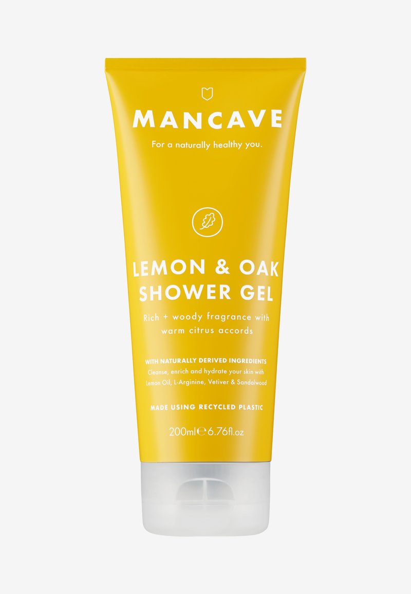 Tube jaune de gel douche Mancave au citron et au chêne, 200 ml. Présente un texte blanc et une icône de feuille de chêne. Possède une base transparente et un bouchon à vis.