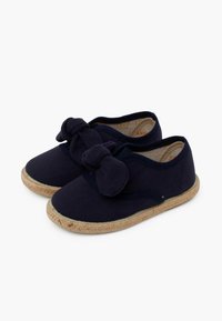 Jūras spēku auduma ievelkamu espadrilles ar mezgla detaļu priekšpusē un austas jūtas zoli, ar strukturētu audumu un noapaļotu purngalu.