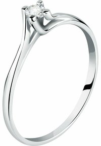 Silberner Verlobungsring mit einem polierten Band, das einen runden, funkelnden Hauptstein enthält, der von vier Krappen gehalten wird.