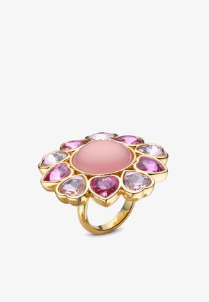Anello d'oro con una grande pietra centrale rotonda rosa, circondata da gemme a forma di cuore rosa e lavanda disposte in un motivo floreale.